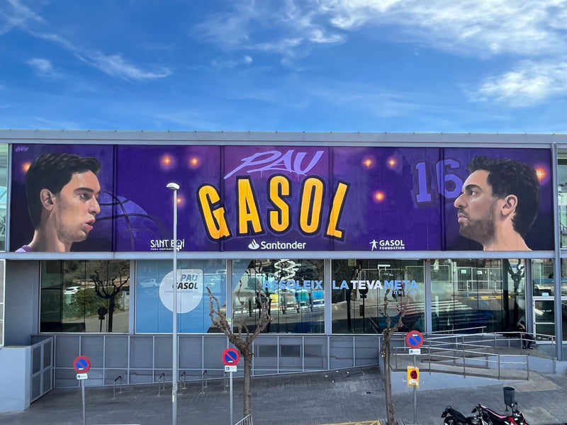 Impactante mural de Bublegumsr en Sant Boi homenajeando a Pau Gasol y su camiseta nº16 de los Lakers
